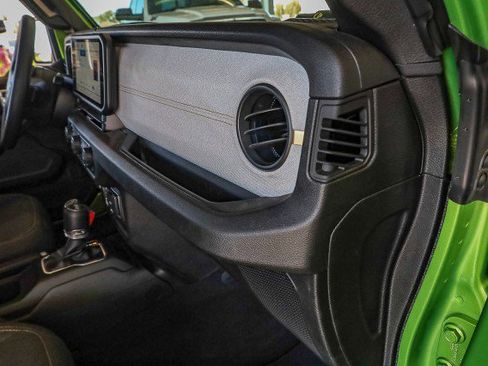 Used 2025 Jeep Wrangler Sport image 33