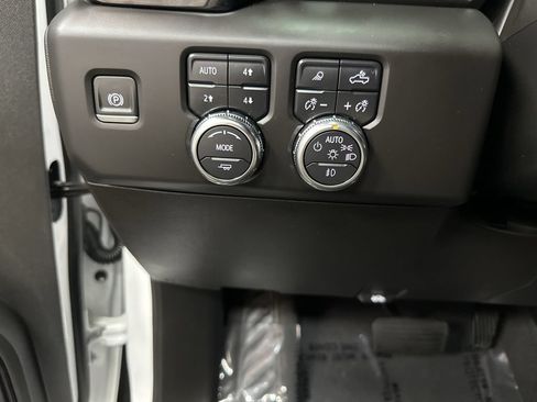 Used 2025 GMC Sierra 1500 AT4 w/ AT4 Premium Package AWD/4WD image 34