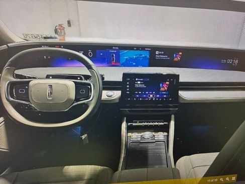 Used 2025 Lincoln Nautilus Reserve AWD/4WD image 7
