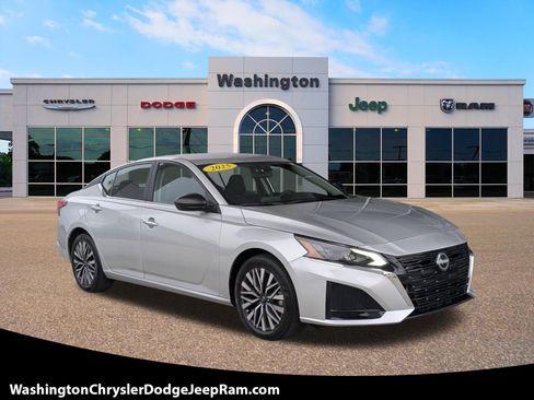 Used 2025 Nissan Altima 2.5 SV FWD image 1
