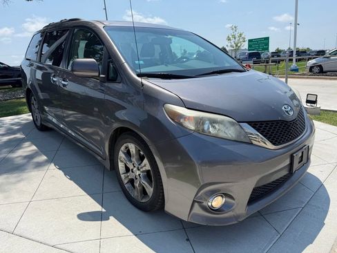 Used 2014 Toyota Sienna SE w/ SE Premium Package w/Entune FWD image 2