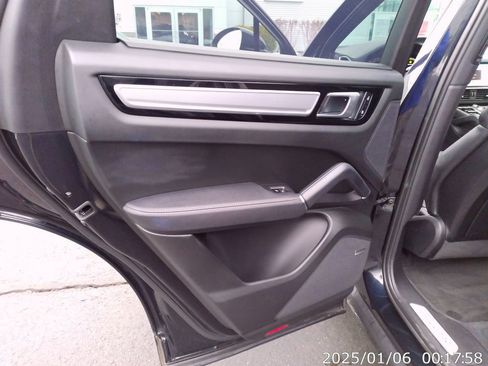 Used 2023 Porsche Cayenne Platinum Edition image 35