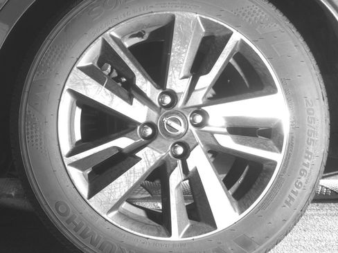 Used 2025 Nissan Versa SV image 14