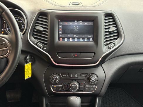 Used 2019 Jeep Cherokee Latitude w/ Cold Weather Group AWD/4WD image 31