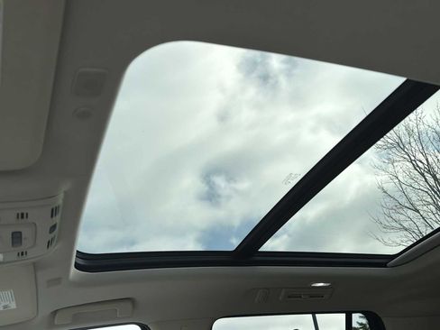 Used 2024 GMC Yukon Denali w/ Denali Reserve Package image 4