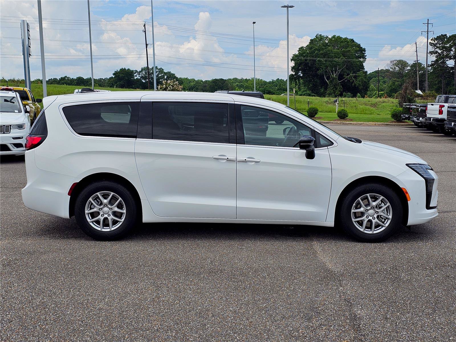 New 2027 Chrysler Pacifica Select FWD image 7