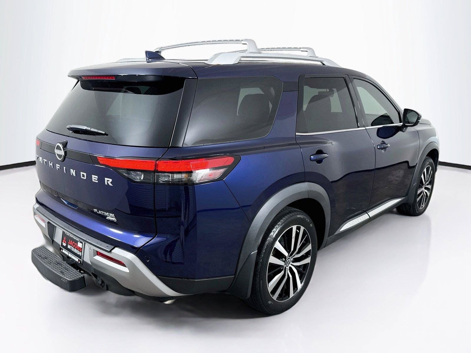 Used 2023 Nissan Pathfinder Platinum w/ Cargo Package AWD/4WD image 5