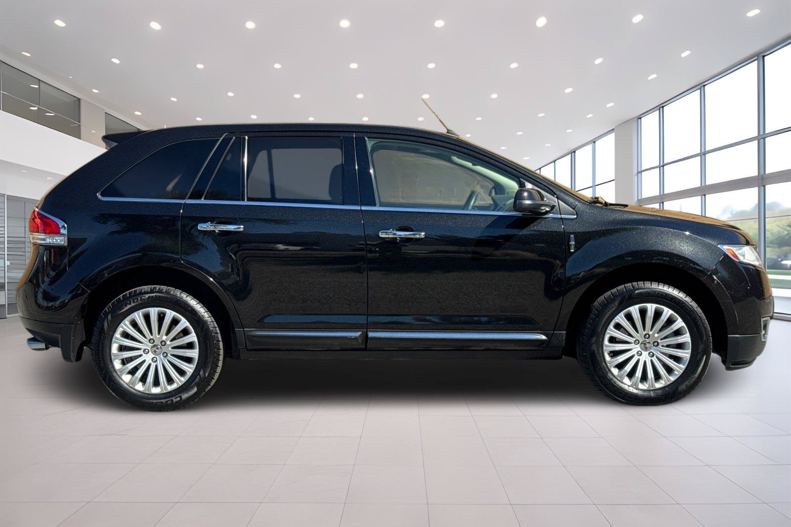 Used 2015 Lincoln MKX FWD image 3