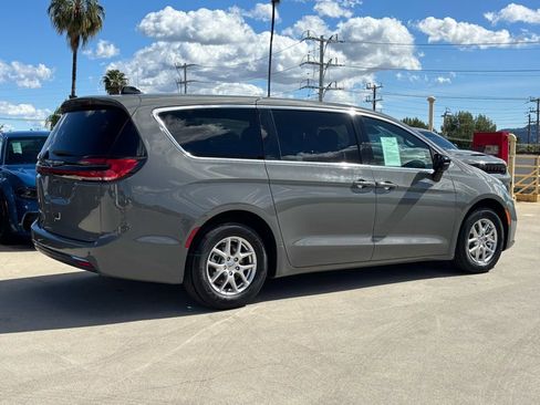 Used 2025 Chrysler Pacifica Select image 4