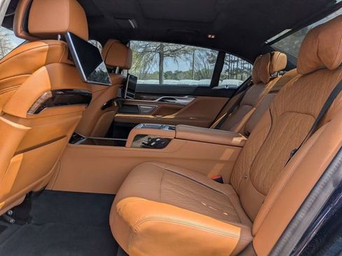Used 2022 BMW 750i xDrive image 12