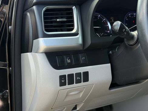 Used 2015 Toyota Highlander Limited FWD image 10