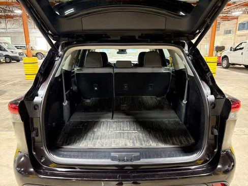 Used 2022 Toyota Highlander LE AWD/4WD image 11