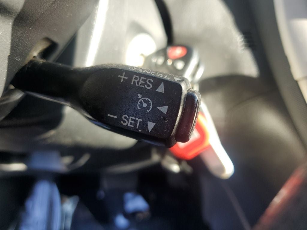 Used 2009 Pontiac Vibe w/ Preferred Package FWD image 27