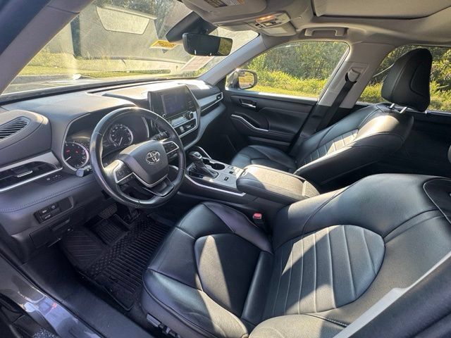 Used 2023 Toyota Highlander XLE FWD image 16