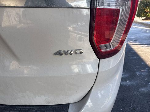 Used 2018 Ford Explorer XLT image 5