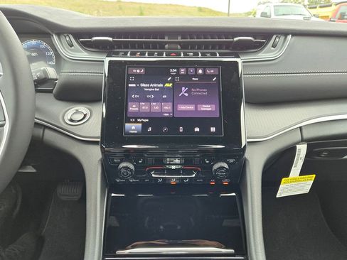 New 2025 Jeep Grand Cherokee Altitude image 20