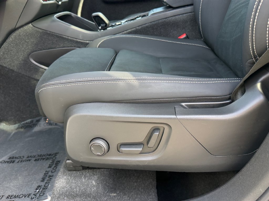 Certified 2024 Volvo XC40 B5 Plus AWD/4WD image 17