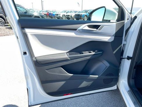 Used 2025 Volkswagen Taos SE AWD/4WD image 9