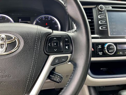 Used 2018 Toyota Highlander XLE FWD image 22