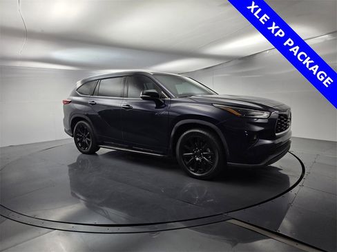 Used 2022 Toyota Highlander XLE image 2