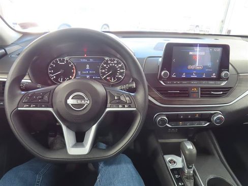 Used 2025 Nissan Altima 2.5 SV FWD image 20