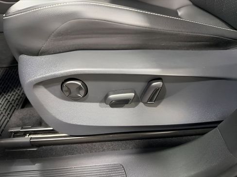 Used 2022 Volkswagen Tiguan SE w/ Panoramic Sunroof Package image 12