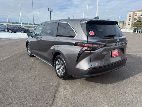 Used 2024 Toyota Sienna LE image 3