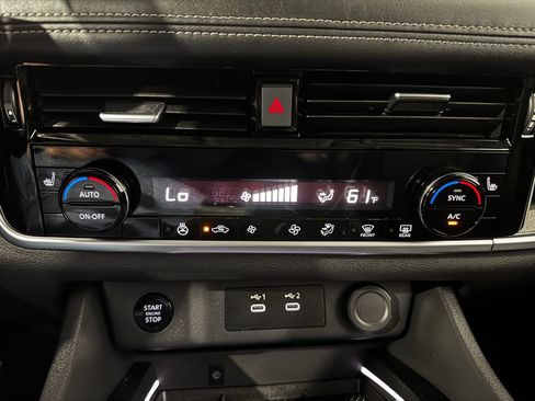 Used 2025 Nissan Rogue SL AWD/4WD image 32