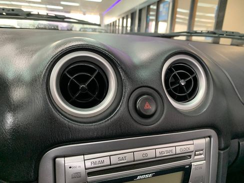 Used 2004 MAZDA MX-5 Miata LS RWD image 17