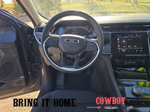 Used 2023 Jeep Grand Cherokee L Laredo image 14