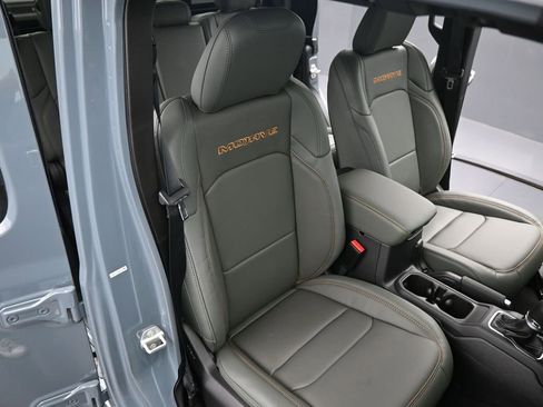 New 2025 Jeep Gladiator Mojave w/ Safety Group image 19