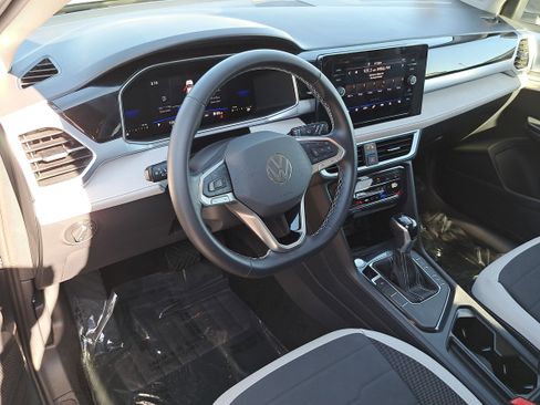 Certified 2025 Volkswagen Taos SE image 15