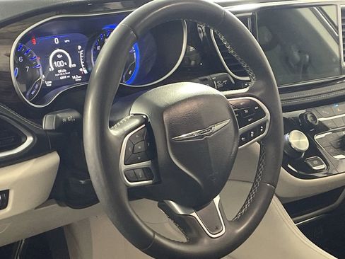 Used 2023 Chrysler Pacifica Limited image 13
