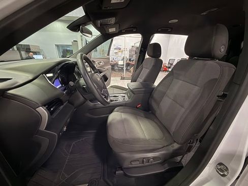 Used 2023 Chevrolet Traverse LT image 10