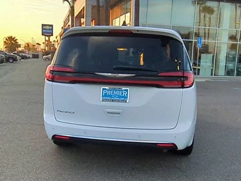 Used 2024 Chrysler Pacifica Touring-L FWD image 7