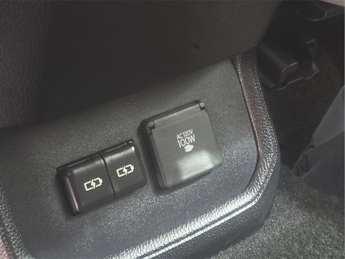 Used 2024 Toyota Highlander Platinum image 18