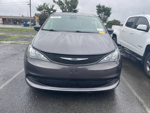 Used 2023 Chrysler Voyager LX FWD image 5