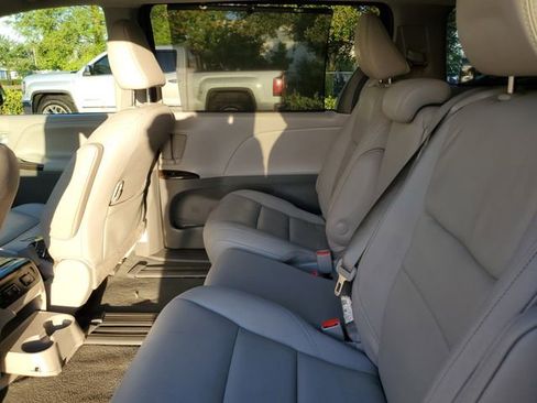 Used 2020 Toyota Sienna XLE FWD image 11