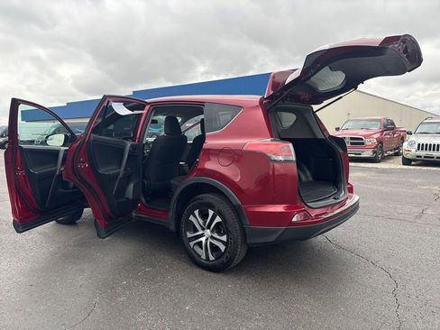 Used 2018 Toyota RAV4 LE image 19