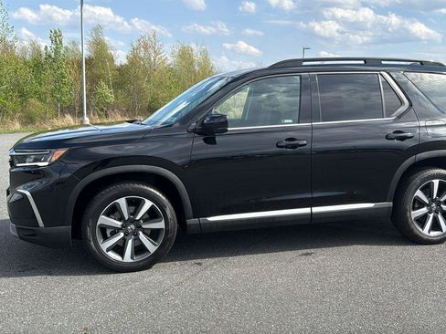 Used 2025 Honda Pilot Touring image 11