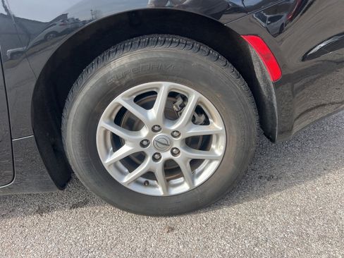 Used 2023 Chrysler Pacifica Touring-L image 8