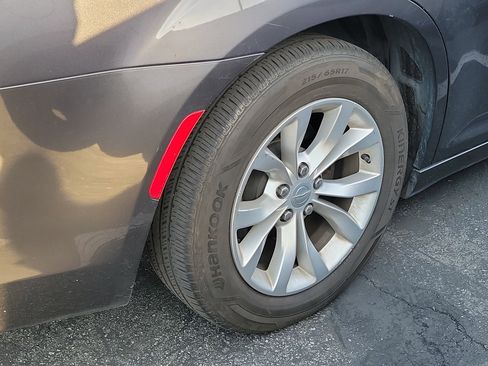 Used 2018 Chrysler 300 Touring image 5