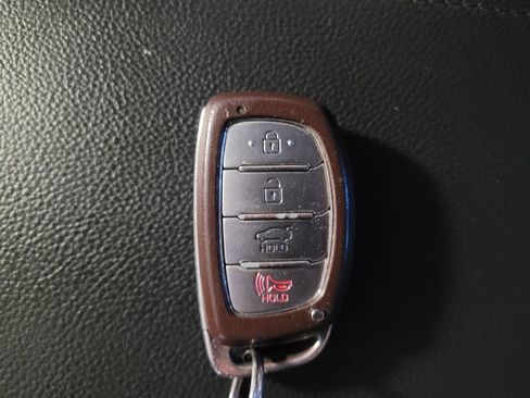 Used 2017 Hyundai Elantra Limited FWD image 32
