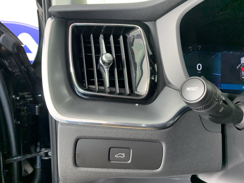 Used 2023 Volvo XC60 B5 Core AWD/4WD image 16