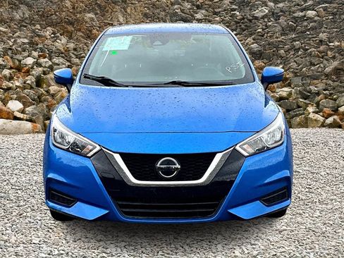 Used 2021 Nissan Versa SV image 3