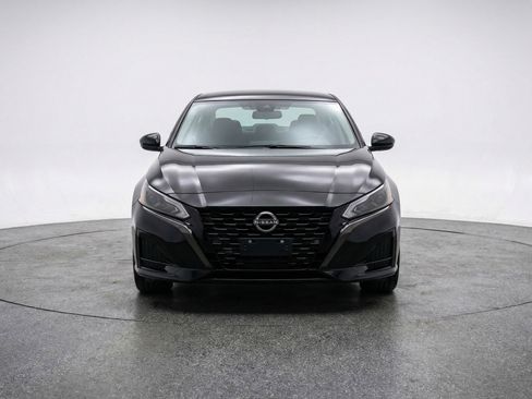 Used 2025 Nissan Altima 2.5 SV FWD image 2