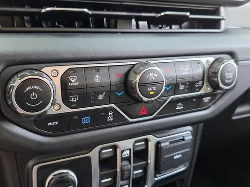 Used 2024 Jeep Wrangler Unlimited Sahara image 32