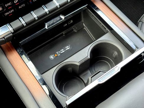 Used 2025 GMC Yukon XL Denali image 29