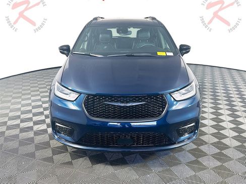 Used 2025 Chrysler Pacifica Limited image 2