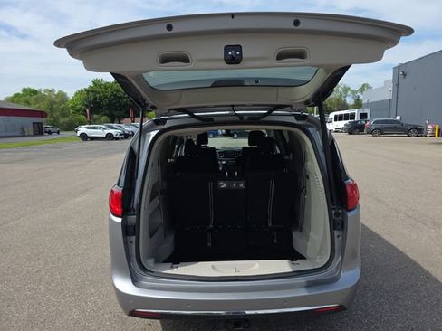 Used 2018 Chrysler Pacifica Touring-L Plus FWD image 25